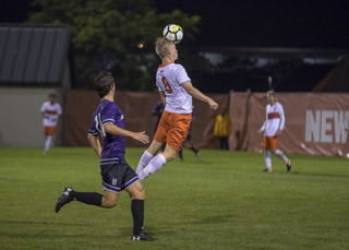 Jonathan Hagman heads the ball.